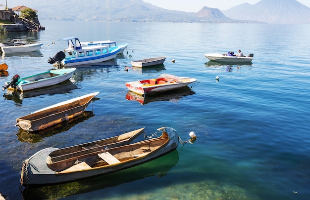 Bellissimo lago Atitlan e vulcani negli altopiani del Guatemala, America centrale