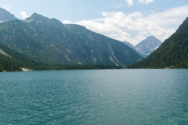 Bellissimo lago blu con montagne