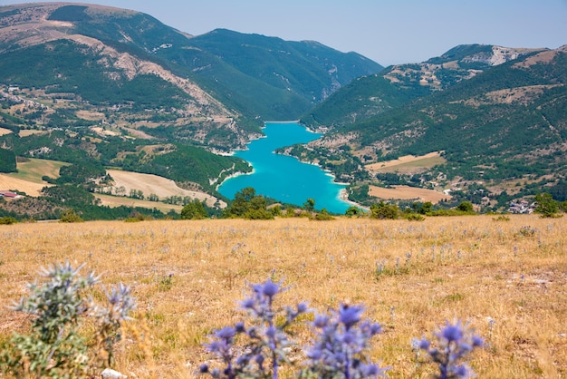 Bellissimo lago di Fiastra in Italia visto dall'alto