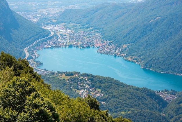 Bellissimo lago di montagna con un ponte in Svizzera