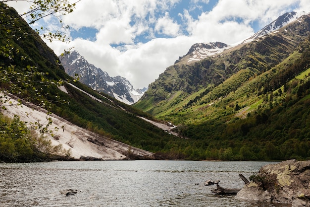 Bellissimo lago di montagna, laghi baduk