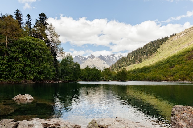 Bellissimo lago di montagna, laghi baduk