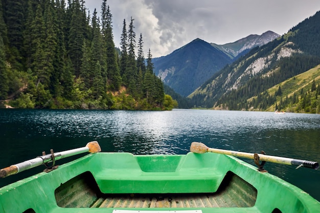 Bellissimo lago di montagna