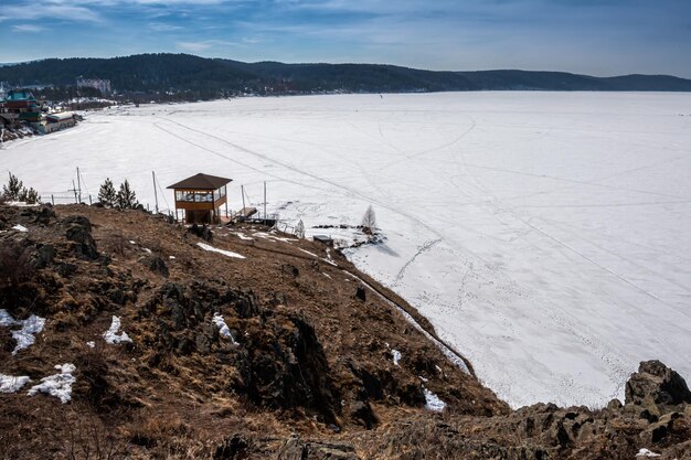 Bellissimo lago e costa rocciosa al giorno d'inverno