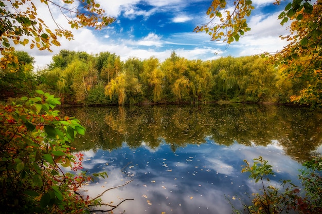 Bellissimo lago e nuvole d'autunno