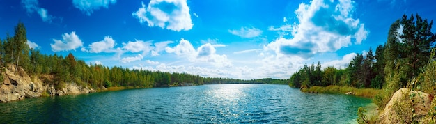 Bellissimo lago estivo