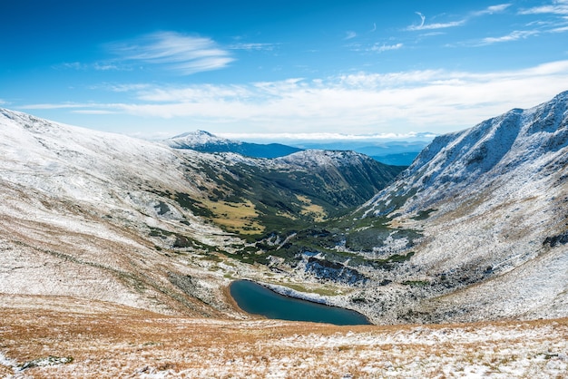 Bellissimo lago in montagna invernale. Paesaggio con sole e neve