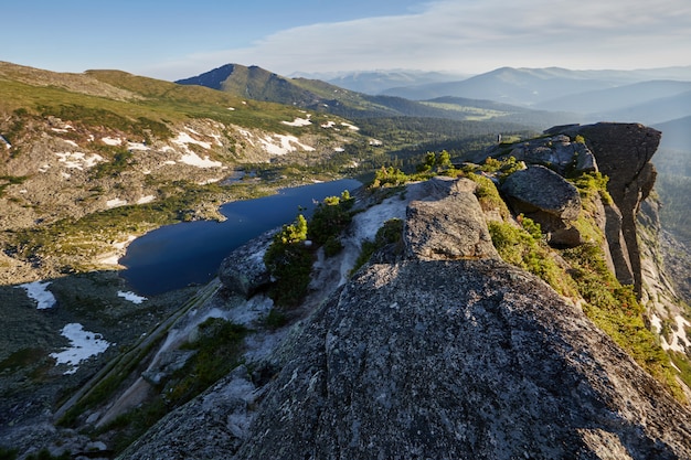 Bellissimo lago in montagna nel sole della sera