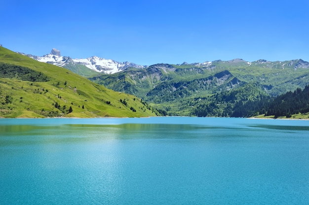 Bellissimo lago in valle alpina