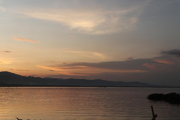 Bellissimo lago nel pomeriggio