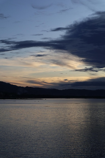 Bellissimo lago nel pomeriggio