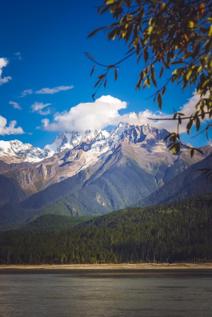 Bellissimo lago nello Yunnan