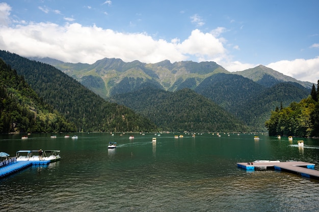 Bellissimo lago panoramico di montagna ritsa in abkhazia