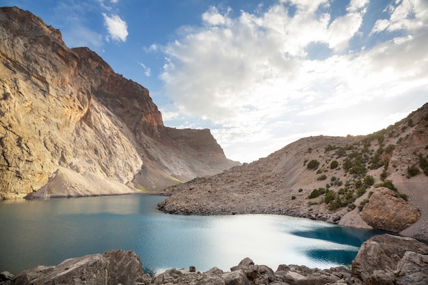 Bellissimo lago sereno nelle montagne Fann (ramo del Pamir) in Tagikistan.