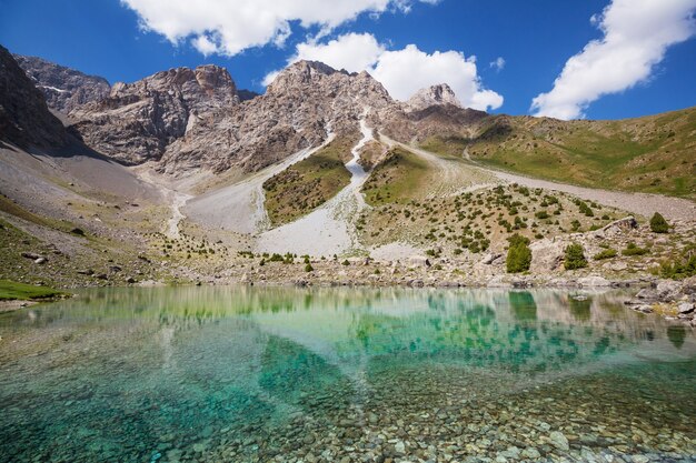 Bellissimo lago sereno nelle montagne Fann (ramo del Pamir) in Tagikistan.