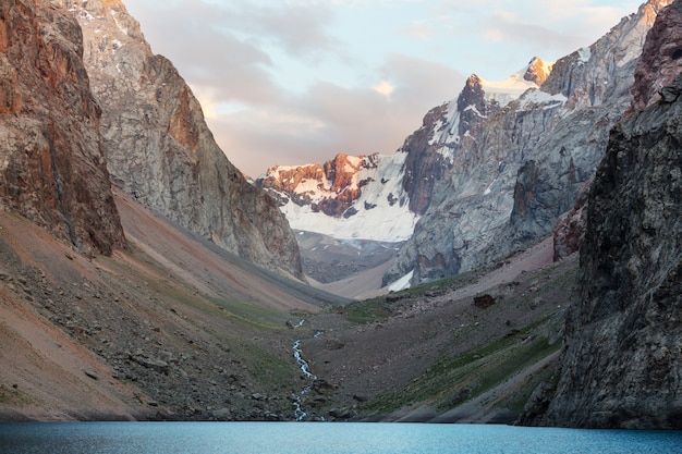 Bellissimo lago sereno nelle montagne Fann (ramo del Pamir) in Tagikistan.