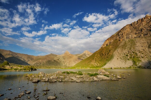 Bellissimo lago sereno nelle montagne Fann (ramo del Pamir) in Tagikistan.