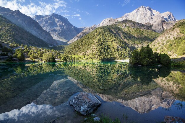 Bellissimo lago sereno nelle montagne Fann (ramo del Pamir) in Tagikistan.