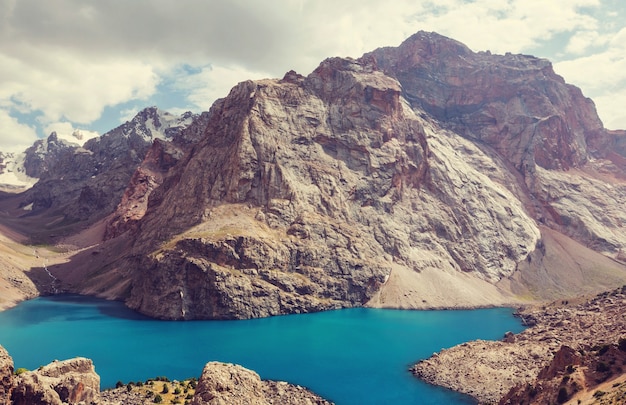 Bellissimo lago sereno nelle montagne Fanns (ramo del Pamir) in Tagikistan.