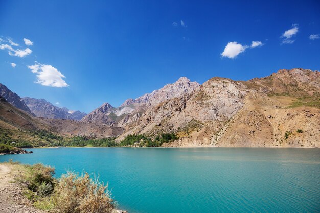 Bellissimo lago sereno nelle montagne Fanns (ramo del Pamir) in Tagikistan.