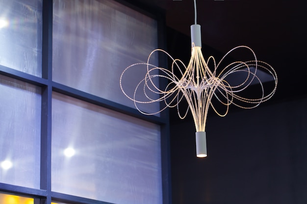 Bellissimo lampadario lampadario di lusso costoso appeso sotto il soffitto