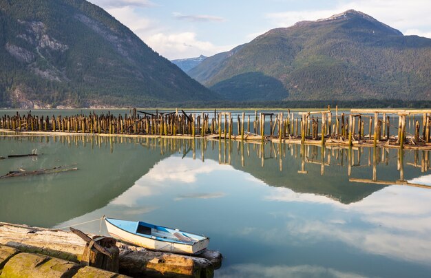 Bellissimo litorale al tramonto in Bella Coola, Canada