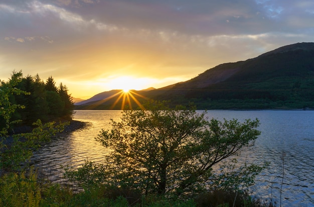 Bellissimo Loch Leven al tramonto, Glencoe, Scozia