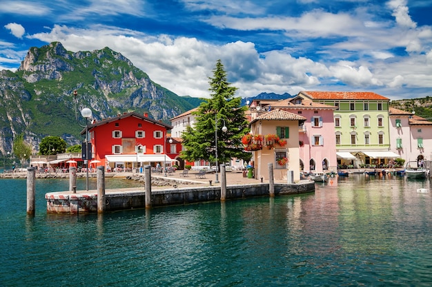 Bellissimo lungomare nella cittadina di Torbole, lago di Garda,regione Trentino Alto Adige, Italy