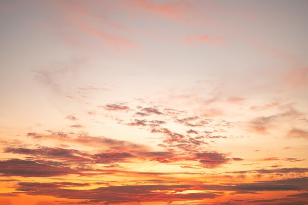 Bellissimo lusso morbido gradiente arancione oro nuvole e luce solare sul cielo blu perfetto per lo sfondo prendere in everningTwilight grande dimensione foto paesaggio ad alta definizione