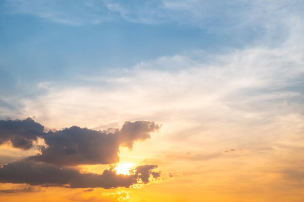 Bellissimo lusso morbido gradiente arancione oro nuvole e luce solare sul cielo blu perfetto per lo sfondo prendere in everningTwilight grande dimensione foto paesaggio ad alta definizione