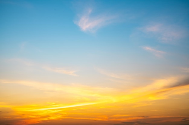 Bellissimo lusso morbido gradiente arancione oro nuvole e luce solare sul cielo blu perfetto per lo sfondo prendere in everningTwilight grande dimensione foto paesaggio ad alta definizione