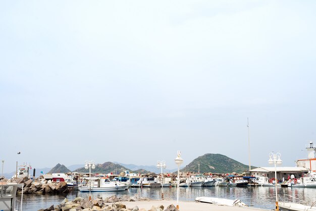 Bellissimo mare, cielo, nuvole e una barca al porto di Turgutreis a Bodrum,