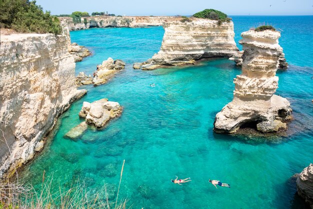 Bellissimo mare con faraglioni e costa rocciosa