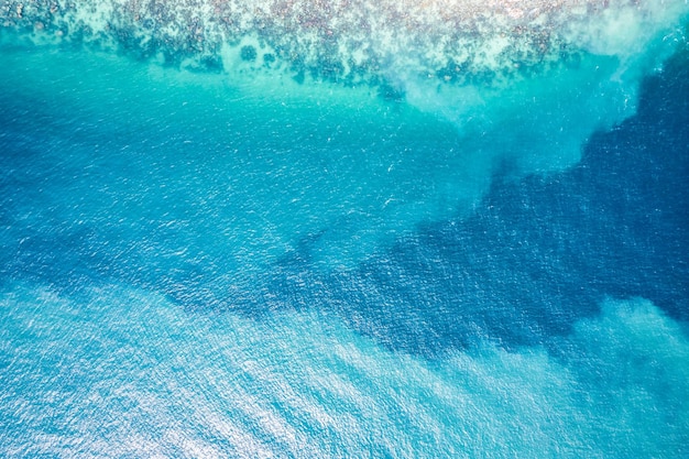 Bellissimo mare cristallino e turchese sulla costa dell'isola tropicale