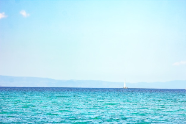 Bellissimo mare della Grecia sulla costa