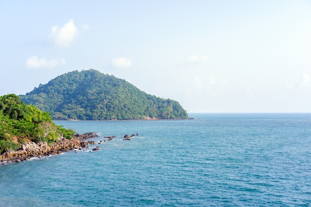 Bellissimo mare di Chanthaburi, in Thailandia