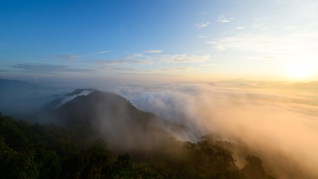 Bellissimo mare di nebbia e vista dell'alba dalla provincia di Yala del punto di vista di Aiyoeweng