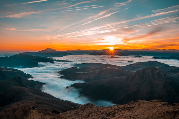 Bellissimo mare di nuvole visto dalla montagna di Peñas de Aya una mattina d'inverno. Paesi Baschi