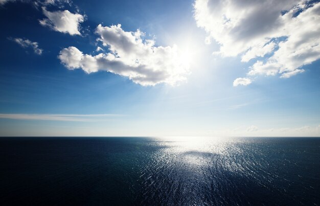 Bellissimo mare e cielo nuvoloso