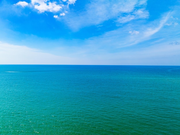 Bellissimo mare estate paesaggio Onde di superficie dell'acqua di mare Vista a volo d'uccelloSea oceano onde sfondo