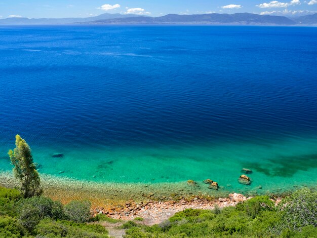 Bellissimo mare nella località termale greca sull'isola di Evia Eubea nel Mar Egeo in Grecia