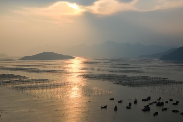 Bellissimo mare poco profondo e marea tramonto paesaggio nella contea di xiapu in Cina