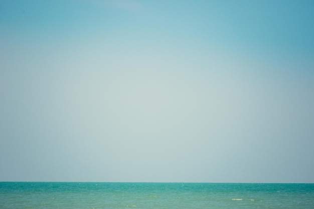 bellissimo mare tropicale e cielo blu in Thailandia.