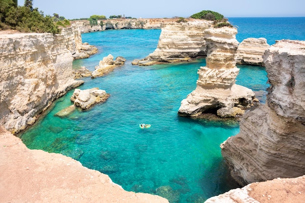 Bellissimo mare turchese con faraglioni e costa rocciosa