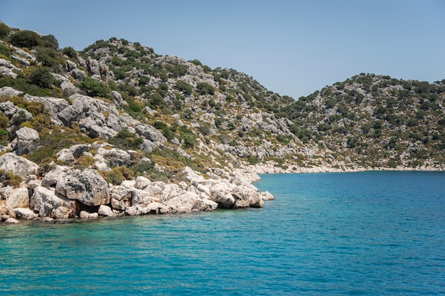 Bellissimo mare vicino a una costa rocciosa