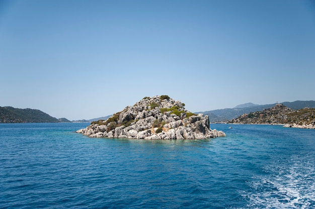 Bellissimo mare vicino a una costa rocciosa