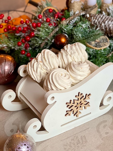 bellissimo marshmallow in una slitta di legno di Capodanno, marshmallow di Capodanno fatto a mano