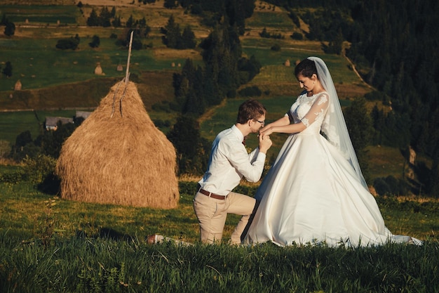 Bellissimo matrimonio in montagna una giovane coppia felice vicino al fienile