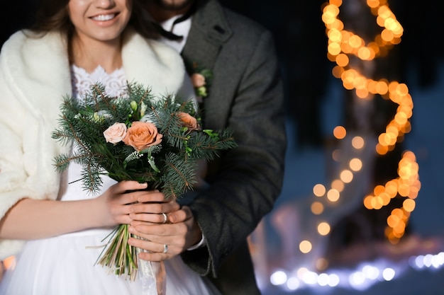 Bellissimo matrimonio invernale all'aperto in serata, primo piano