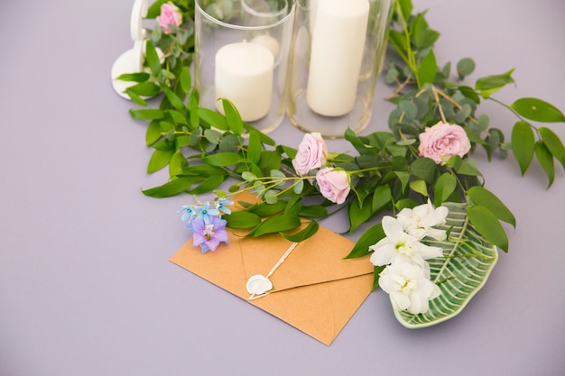 Bellissimo mazzo di fiori con lettera sul tavolo. Decorazioni per il matrimonio